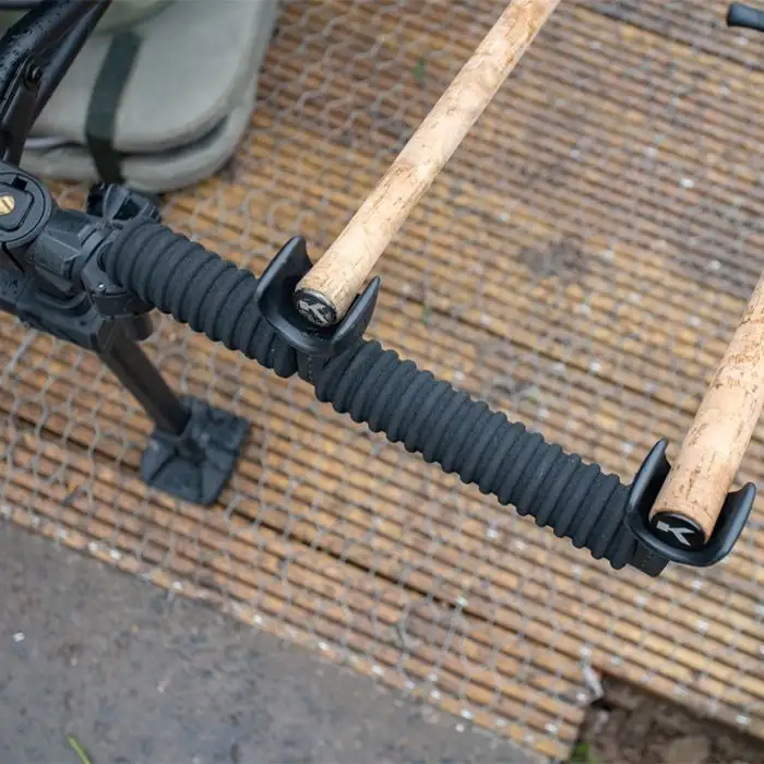 Korum Any Chair Butt Rest, Doppelte Halterung 4 Korum Any Chair Butt Rest, Doppelte Halterung – Bild 2